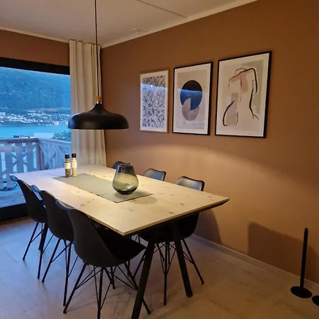 Lägenhet 2 Bedroom In Mellomvegen Panorama