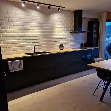 2 Bedroom In Mellomvegen Panorama * Tromso